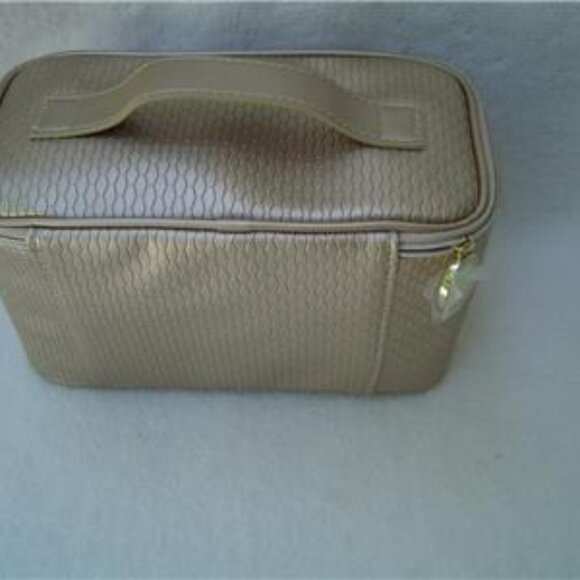 NEW AUTHENTIC BVLGARI PARFUMS GOLD SMALL TRAVEL VANITY CASE NWOT'S - Picture 3 of 10